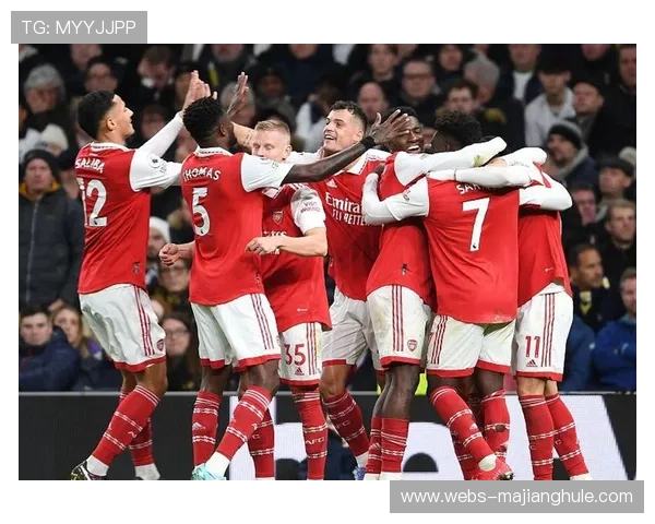 曼联对阵阿森纳时非门将球员主罚球门球，范德芬长传战术受瞩目