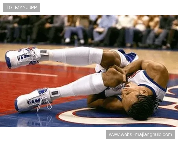 特写：伤愈复出即送助攻，切尔西小将派斯接受场边采访