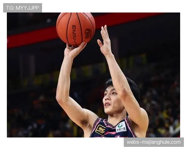 徐杰倒地扑抢造成浙江队后卫失误,杜锋场边挥拳激励 徐杰倒地扑抢造成浙江队后卫失误,杜锋场边挥拳激励